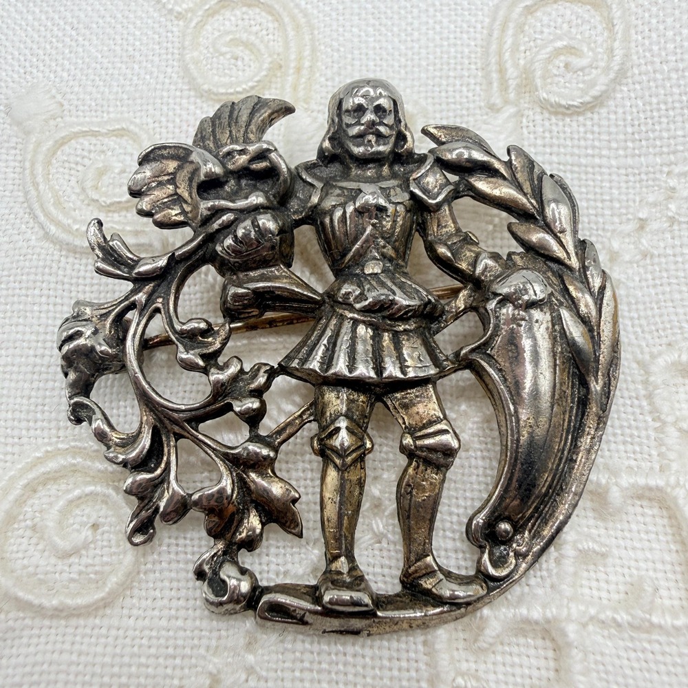 Vintage Heraldic Style Circular Medallion Knight Gilded Bronze Tone Brooch
